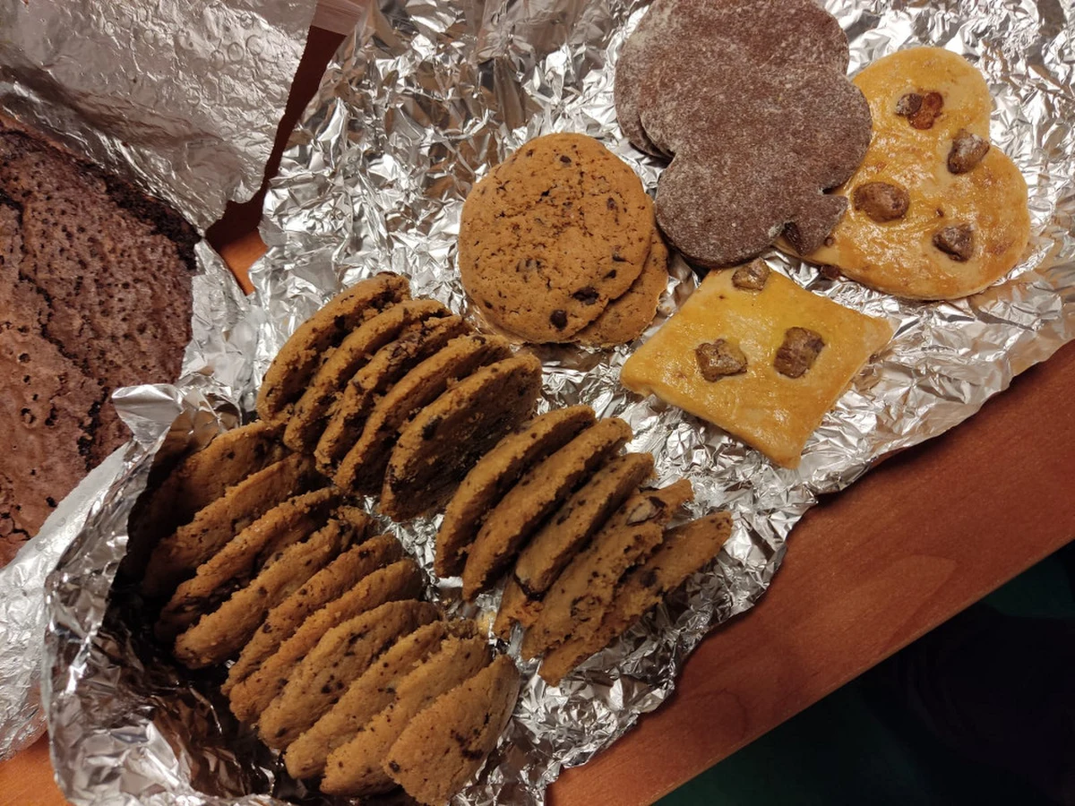 Policjanci z warszawskiej Woli zatrzymali 25-latka, w którego mieszkaniu znaleziono marihuanę, haszysz, kokainę, LSD, tabletki zawierające MDMA oraz ciastka i ciasta z zawartością marihuany.