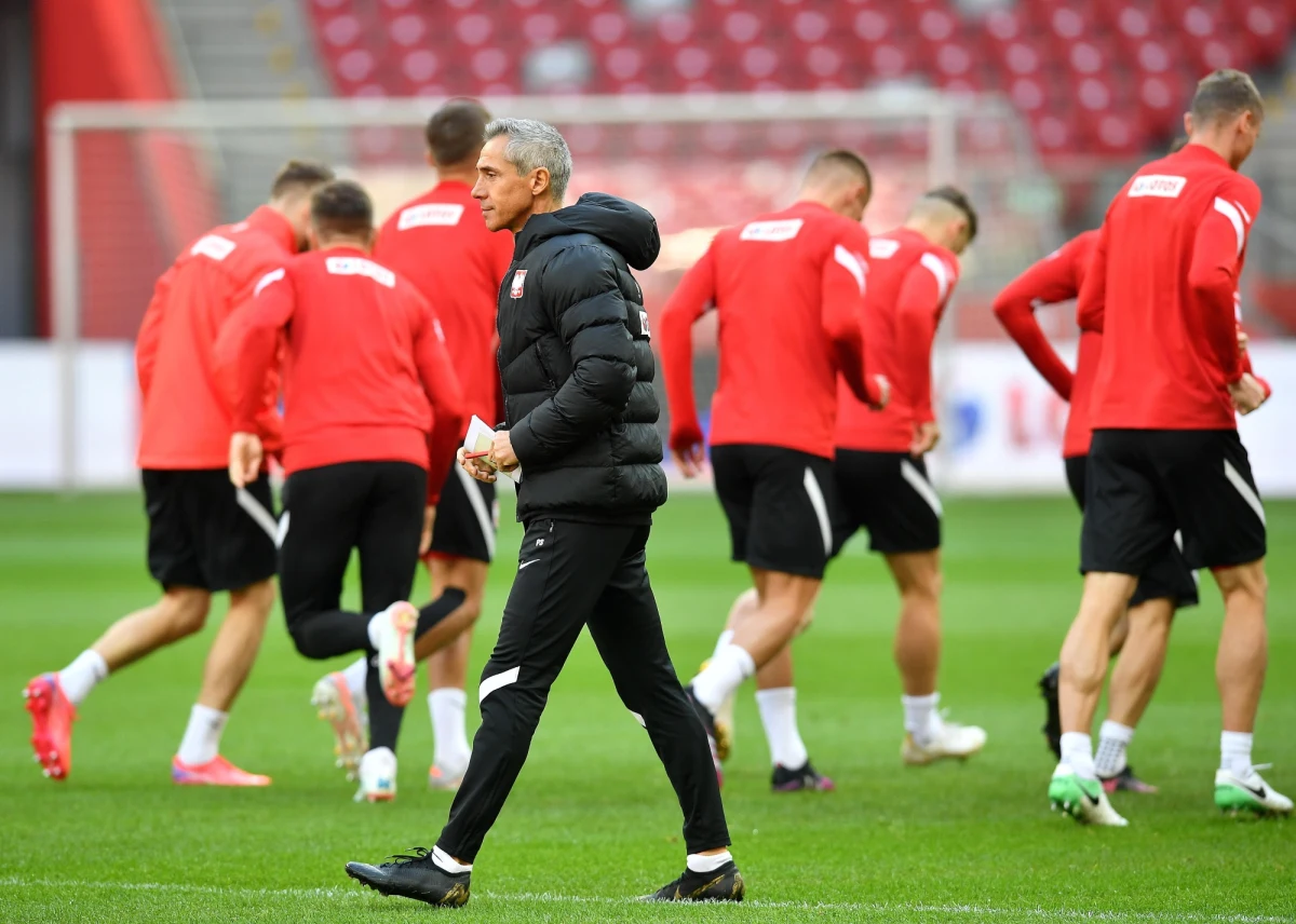 Najbliższe zgrupowanie piłkarskiej reprezentacji Polski odbędzie się za granicą. Jak podała telewizja TVP Sport,  Paulo Sousa chce zorganizować wyjazd piłkarzy do Hiszpanii. To tam biało-czerwoni mieliby przygotowywać się do listopadowych meczów z Andorą i Węgrami. Pomysł Sousy wydaje się być uzasadniony, bo Andora leży między Hiszpanią a Francją, więc podróż ze zgrupowania na mecz byłaby krótsza. Pomysł trenera zaakceptował Polski Związek Piłki Nożnej. 