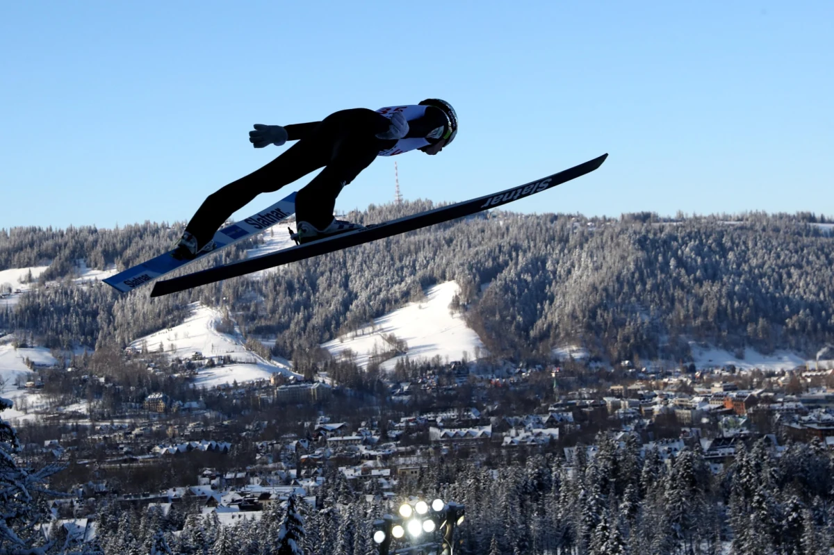 Po skargach, że bilety na skoki narciarskie w Wiśle i Zakopanem mogą kupić tylko osoby zaszczepione, Rzecznik Praw Obywatelskich chce wyjaśnień od Polskiego Związku Narciarskiego - poinformowało biuro RPO. Według rzecznika, takie ograniczenie może prowadzić do naruszenia praw i wolności obywateli.