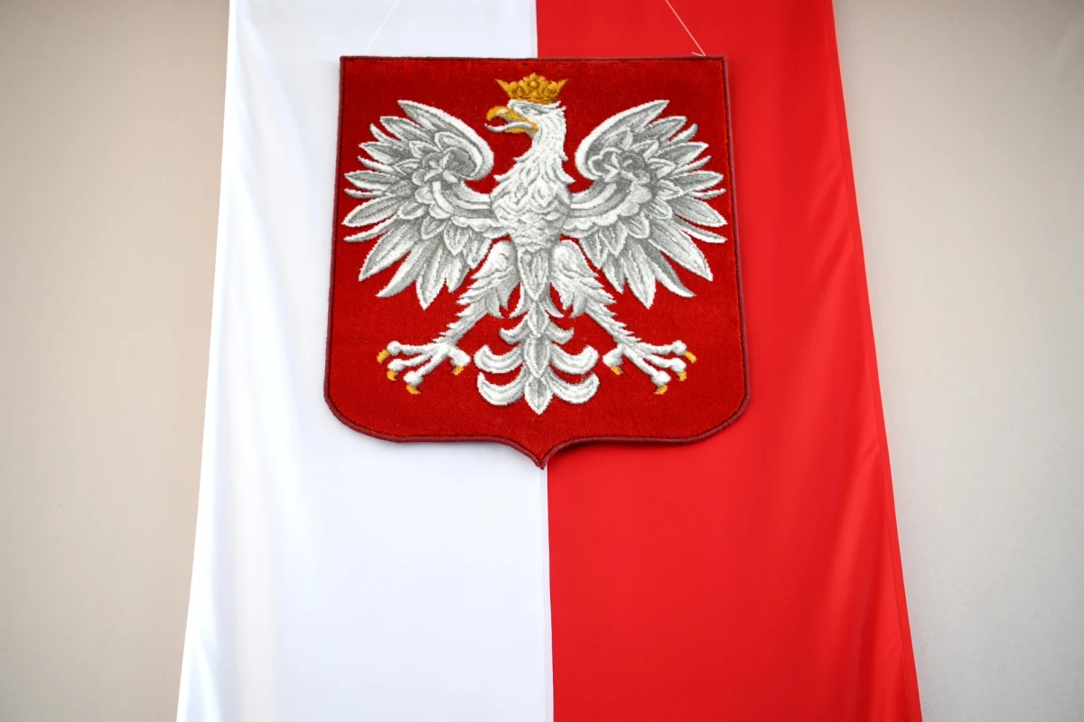 Symbole państwowe mają zostać dostosowane do wymogów nowych technologii cyfrowych. Projekt ustawy w tej sprawie jest konsultowany. Ministerstwo Sprawiedliwości chce, aby w ramach zmian w koronie orła białego znajdującego się w godle pojawił się krzyż. 