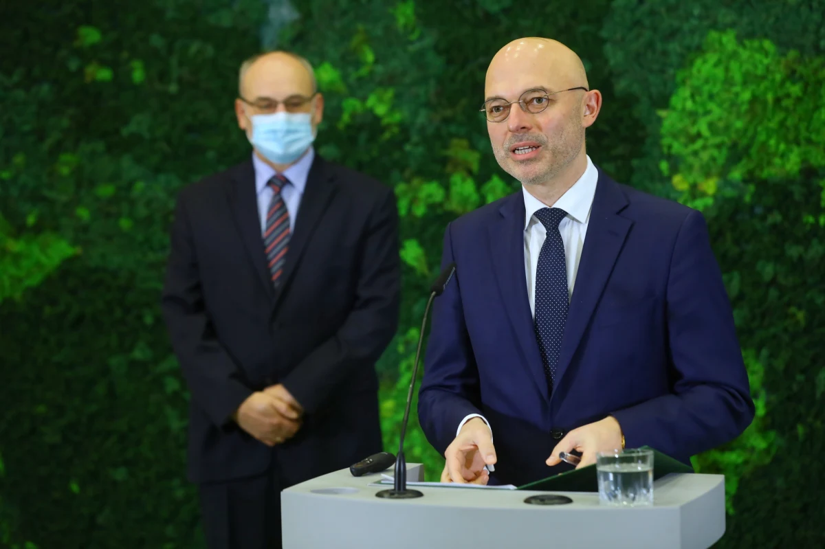 "To mój ostatni dzień w ministerstwie klimatu i środowiska" - powiedział minister Michał Kurtyka i potwierdził, że żegna się z rządem. Premier Mateusz Morawiecki ogłosił zmiany w rządzie. Kurtykę zastąpi Anna Moskwa. 