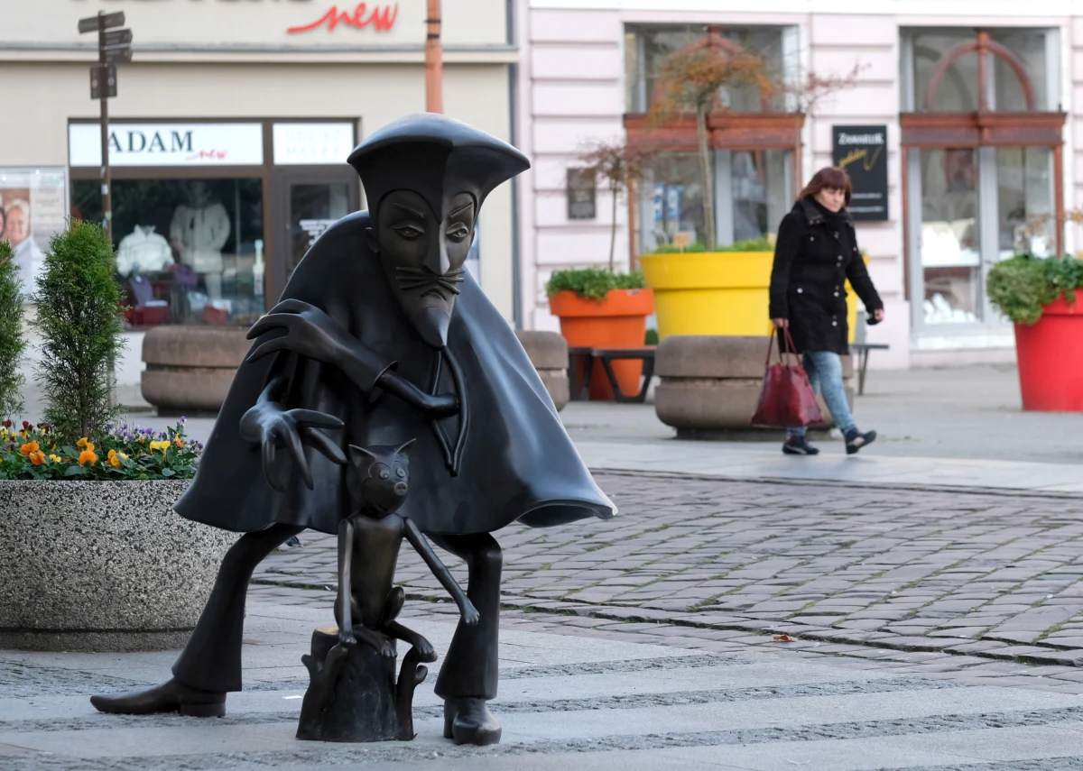 Don Pedro - Szpieg z Krainy Deszczowców - jeden z bohaterów bajkowego serialu „Porwanie Baltazara Gąbki” na podstawie książki Stanisława Pagaczewskiego - ma swój pomnik w Bielsku-Białej. Dołączył do innych postaci z kreskówek, które można spotkać na ulicach tego miasta. 