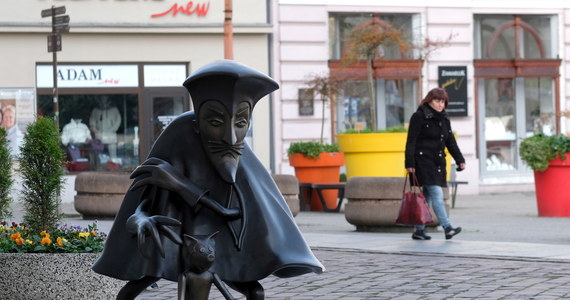 Don Pedro - Szpieg z Krainy Deszczowców - jeden z bohaterów bajkowego serialu „Porwanie Baltazara Gąbki” na podstawie książki Stanisława Pagaczewskiego - ma swój pomnik w Bielsku-Białej. Dołączył do innych postaci z kreskówek, które można spotkać na ulicach tego miasta. 
