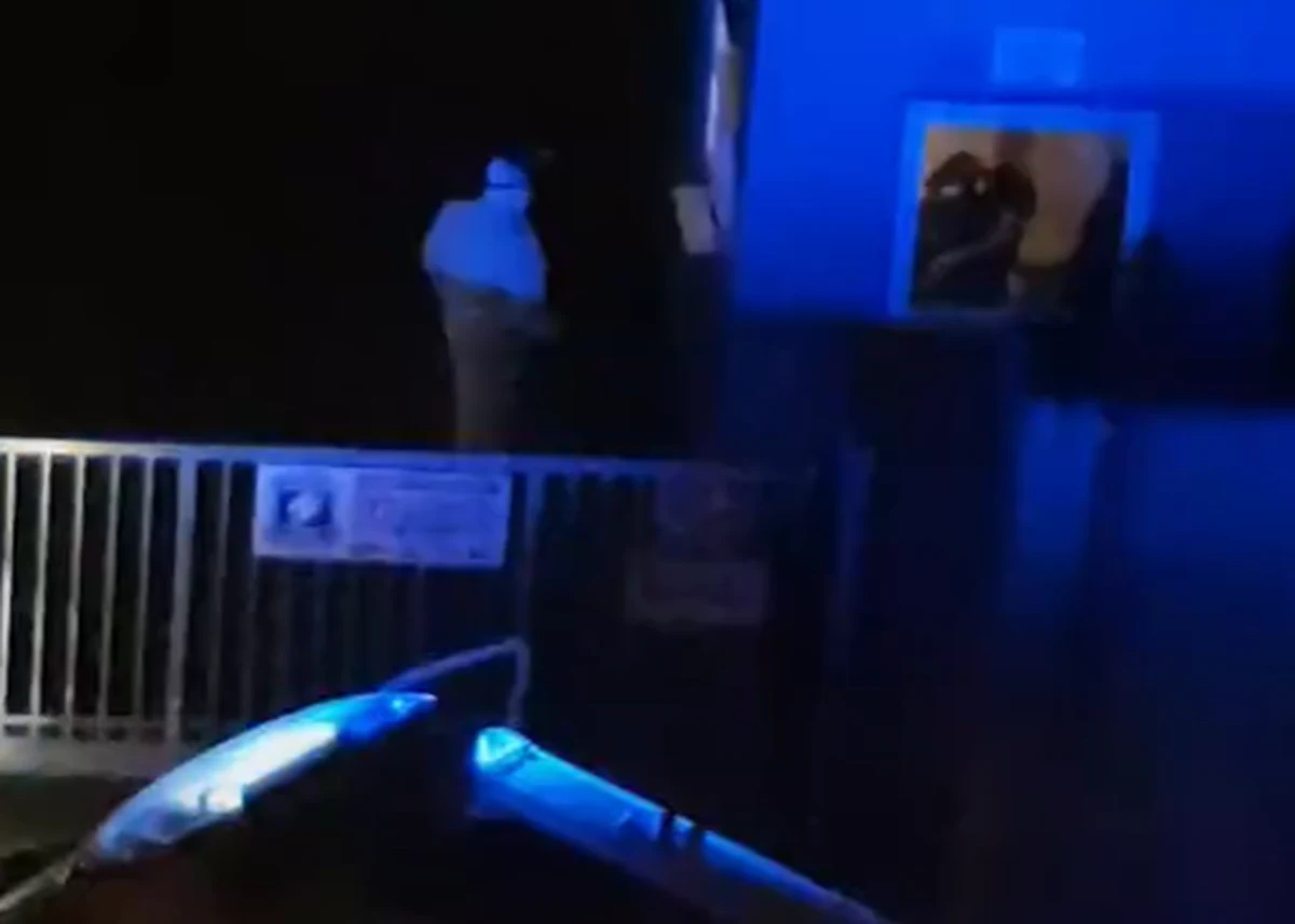 Karetka z pacjentem nie mogła wjechać na teren szpitala, ponieważ brama była zamknięta. Ochroniarz jej nie otwierał, bo spał. O tym incydencie ze Szczecina piszą wszystkie media. A zaczęło się od filmu opublikowanego na TikToku.