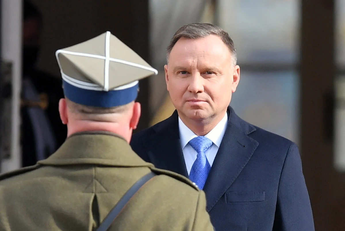 Prezydentowi Andrzejowi Dudzie ufa 51 proc. badanych; premierowi Mateuszowi Morawieckiemu 44 proc., a liderowi Polski 2050 Szymonowi Hołowni - 40 proc. - wynika z sondażu CBOS. W rankingu nieufności na pierwszym miejscu znalazł się szef PO Donald Tusk (53 proc.), drugi jest prezes PiS Jarosław Kaczyński (50 proc.).