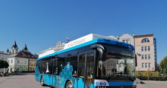 Producent autobusów firma Autosan z Sanoka (Podkarpackie) wyprodukowała pierwszy autobus zasilany wodorem. Pojazd będzie miał oficjalną premierę na rozpoczynających się w środę Międzynarodowych Targach Transportu Publicznego TRANSEXPO w Kielcach.