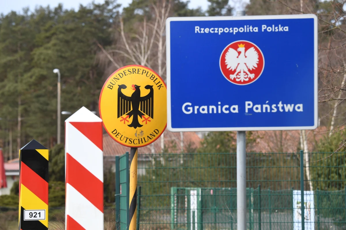 ​Policja zatrzymała w niedzielę na granicy z Polską 50 uzbrojonych zwolenników skrajnie prawicowej partii Trzecia Droga, którzy chcieli "pilnować" granic przed migrantami. Także inne prawicowe grupy ekstremistyczne zwołują się na samozwańcze "patrole" granicy polsko-niemieckiej - pisze "Tagesspiegel".