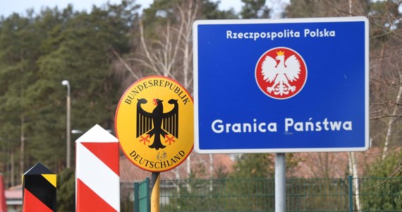 ​Policja zatrzymała w niedzielę na granicy z Polską 50 uzbrojonych zwolenników skrajnie prawicowej partii Trzecia Droga, którzy chcieli "pilnować" granic przed migrantami. Także inne prawicowe grupy ekstremistyczne zwołują się na samozwańcze "patrole" granicy polsko-niemieckiej - pisze "Tagesspiegel".