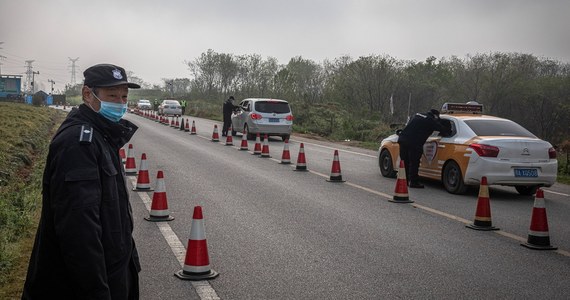 Policja w Wuhan w Chinach poszukuje mężczyzny podejrzanego o zamordowanie siedmiu osób - przekazano w oświadczeniu we wtorek. 39-latek miał zabić nożem pięcioosobową rodzinę i dwójkę przypadkowych ludzi podczas ucieczki. Uciekając, skoczył z mostu - poinformowała tamtejsza policja.