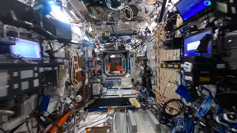 Thomas Pesquet, francuski astronauta, który obecnie przebywa na pokładzie Międzynarodowej Stacji Kosmicznej, nagrał niesamowity film w 360-stopniach, dzięki któremu możecie swobodnie rozejrzeć się po najważniejszych modułach kosmicznego domu. Zapraszamy na wirtualną wycieczkę.