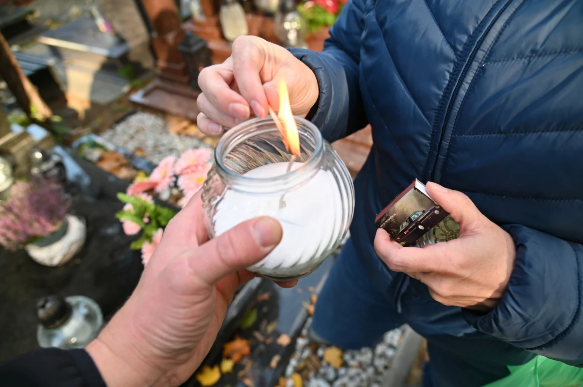 We Wszystkich Świętych i w Zaduszki oraz w weekend poprzedzający te dni na ulice Krakowa wyjadą dodatkowe autobusy i tramwaje, uruchomione zostaną specjalne linie. Urzędnicy apelują o korzystanie z komunikacji miejskiej, aby zapobiec korkom.