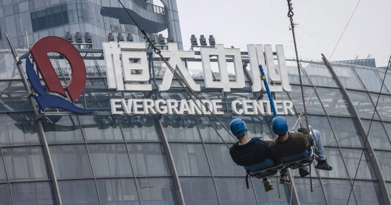 ​Pekin zażądał, by właściciel Evergrande, potężnego dewelopera, który jest zadłużony na 300 mld dolarów, spłacił zobowiązania firmy z własnej kieszeni - informuje "Bloomberg". Długi koncernu przewyższają fortunę Hui Ka Yana prawie 30-krotnie.