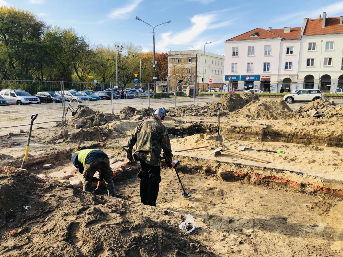 Boratynkę, czyli monetę kazimierzowską, znaleźli we wtorek archeolodzy, którzy prowadzą wykopaliska na Starym Rynku w Łodzi. Wcześniej odkryto starą studnię, numizmaty z okresu międzywojennego czy plomby towarowe. 