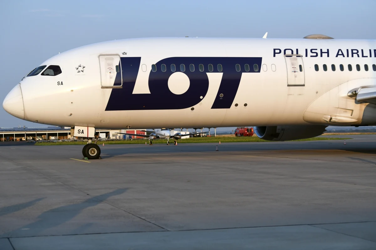 PLL LOT złożyły do sądu w Seattle w USA pozew przeciwko firmie Boeing; LOT domaga się odszkodowania w kwocie nie mniejszej niż 1 mld zł - dowiedziała się PAP ze źródła. Sprawa jest związana z wadami projektowymi w samolotach 737 MAX, które doprowadziły do ich uziemienia.