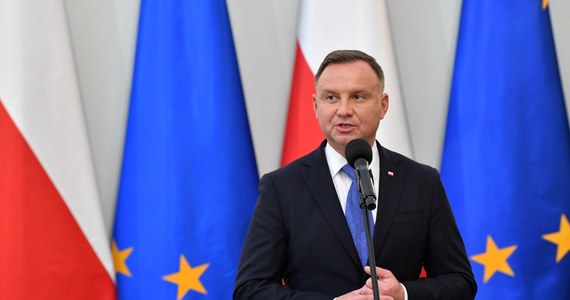 Prezydent Andrzej Duda uda się w środę z roboczą wizytą do Paryża, gdzie będzie rozmawiał z prezydentem Francji Emmanuelem Macronem - poinformowała we wtorek  prezydencka kancelaria.