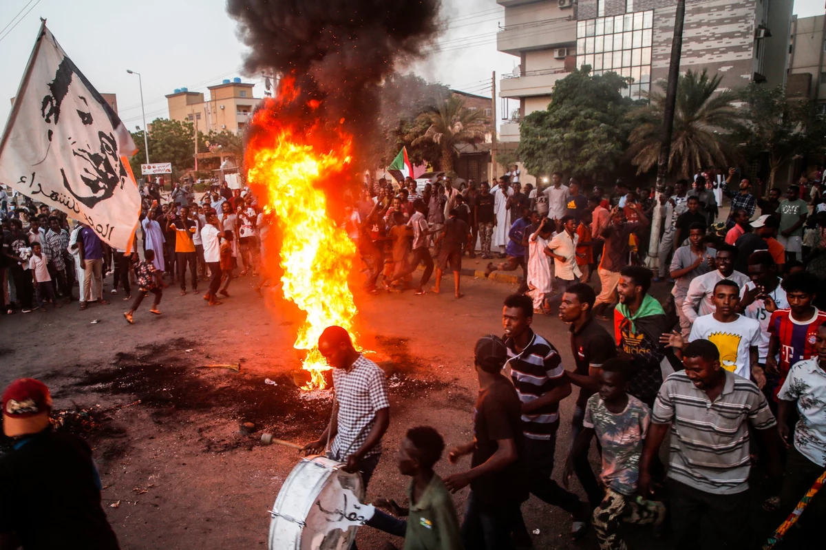Premier Sudanu Abdalla Hamduk, który w poniedziałek został aresztowany po wojskowym zamachu stanu, wrócił wraz z żoną do domu w Chartumie - podaje we wtorek Reuters, powołując się na źródła w kancelarii szefa rządu i siłach bezpieczeństwa.