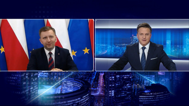 Prezydent Andrzej Duda na wniosek premiera Mateusza Morawieckiego dokonał we wtorek zmian w składzie Rady Ministrów. Wicepremierem oraz ministrem rolnictwa został Henryk Kowalczyk, ministrem sportu i turystyki - Kamil Bortniczuk, ministrem klimatu - Anna Moskwa, ministrem funduszy i polityki regionalnej - Grzegorz Puda, a Piotr Nowak ministrem rozwoju i technologii.- Zmiany w rządzie nie są niczym zaskakującym, w każdym gabinecie do nich dochodzi - skomentował Łukasz Schreiber.Zmiany w rządzie były zapowiadane przez Zjednoczoną Prawicę, odkąd skład Rady Ministrów opuścił wicepremier Jarosław Gowin, który odszedł z rządu - z funkcji wicepremiera oraz ministra rozwoju, pracy i technologii - razem z niektórymi współpracownikami, ale ostatecznie większość wiceministrów wywodzących się z ugrupowania byłego wicepremiera pozostała w Zjednoczonej Prawicy przechodząc do klubu parlamentarnego PiS.Łukasz Schreiber zapytany o polityków z Porozumienia Jarosława Gowina, odpowiedział: "Nie możemy ich nazywać zdrajcami".Fragment programu "Gość Wydarzeń", emitowanego na antenie Polsat News.