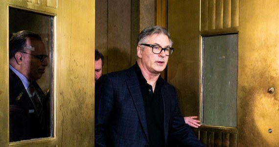 Prokuratura nie wyklucza postawienia zarzutów karnych w śledztwie dotyczącym tragedii na planie filmu "Rust". Podczas kręcenia jednej ze scen aktor Alec Baldwin wystrzelił pocisk z pistoletu, który miał być rekwizytem. Zginęła 42-letnia operatorka, a ranny został reżyser filmu.