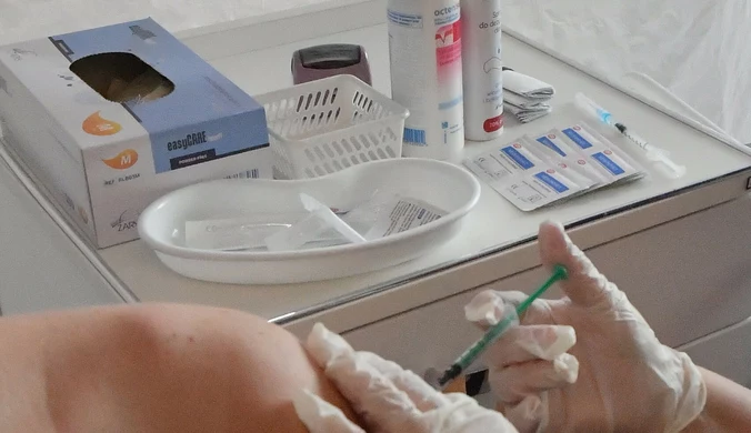 Obowiązkowe szczepienia medyków. Rządowe Centrum Legislacji podało datę 