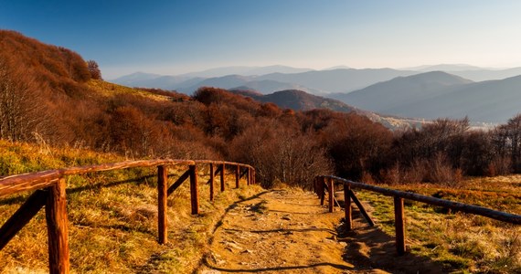 Od środy niedostępna jest ścieżka przyrodnicza po torfowisku wysokim w Tarnawie Niżnej w Bieszczadach. W górach pogoda sprzyja wycieczkom pieszym i rowerowym.