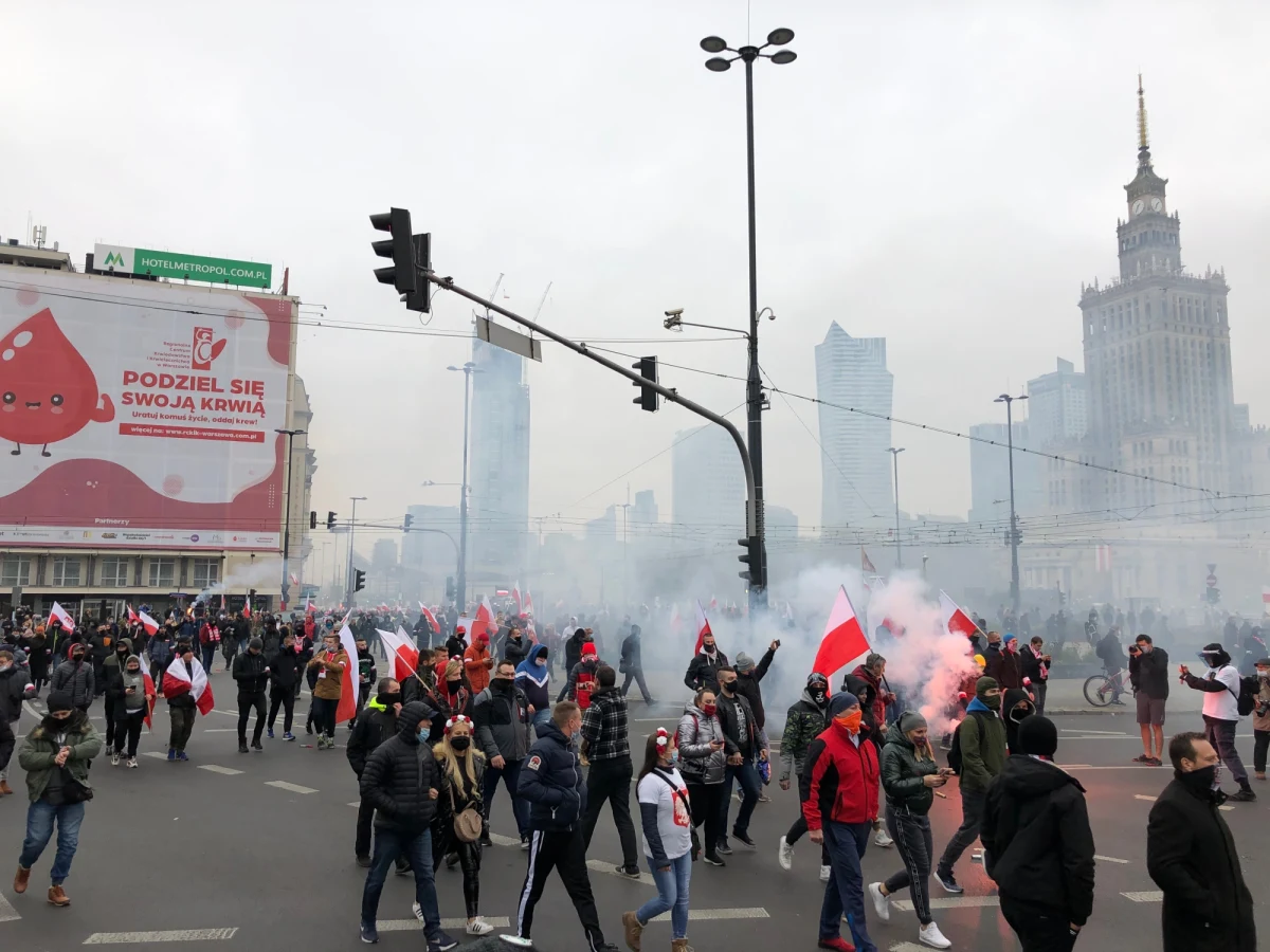 Sąd Okręgowy w Warszawie uchylił decyzję wojewody mazowieckiego o rejestracji cyklicznego wydarzenia "Marsz Niepodległości". Tym samym uwzględnił odwołanie warszawskiego ratusza w tej sprawie. Orzeczenie jest nieprawomocne. Prezes "Marszu Niepodległości" Robert Bąkiewicz zapowiedział odwołanie od decyzji sądu.
