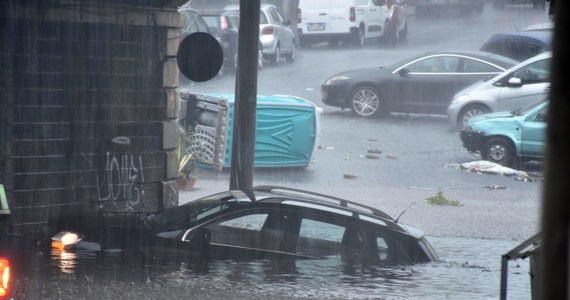Powódź wywołana potężną burzą ogarnęła sycylijskie miasto Katania. Co najmniej dwie osoby nie żyją. Pod wodą znalazło się wiele ulic i samochodów. 