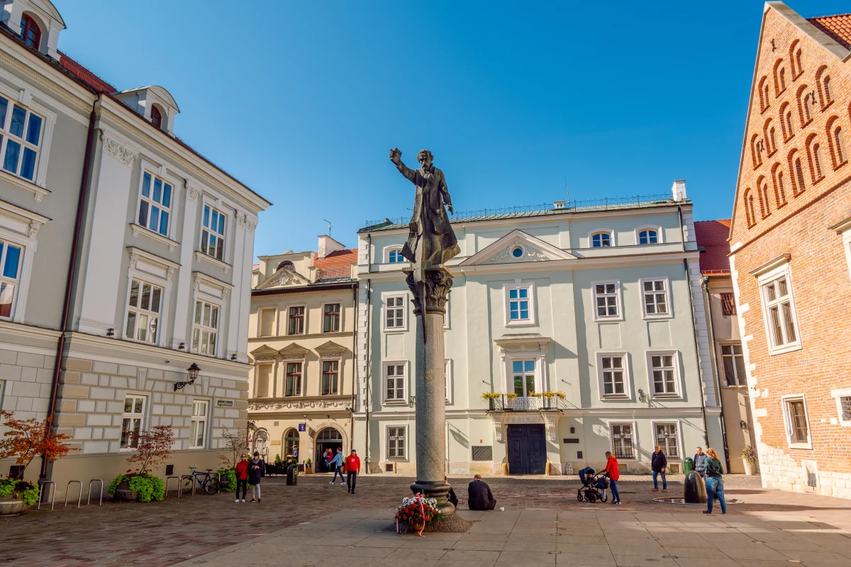 Plac św. Marii Magdaleny na Starym Mieście w Krakowie czeka rewolucja. W przyszły roku zerwana zostanie nawierzchnia, pojawi się trawnik. Jak podaje „Gazeta Krakowska”, przewidziano także przenosiny pomnika ks. Piotra Skargi. Jedna z koncepcji zakłada, że pomnik zostanie ustawiony na terenie Collegium Broscianum UJ, czyli w sąsiedztwie kościoła świętych Piotra i Pawła przy ul. Grodzkiej.