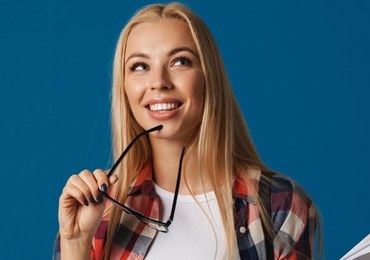 Przygryzasz różne przedmioty? Uszkodzisz sobie nie tylko zęby!