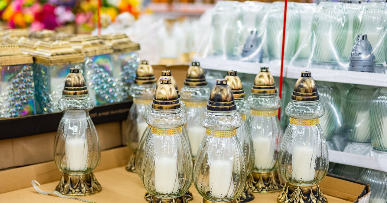 Tu kupisz najtańsze znicze. Porównujemy ceny z gazetek promocyjnych dyskontów