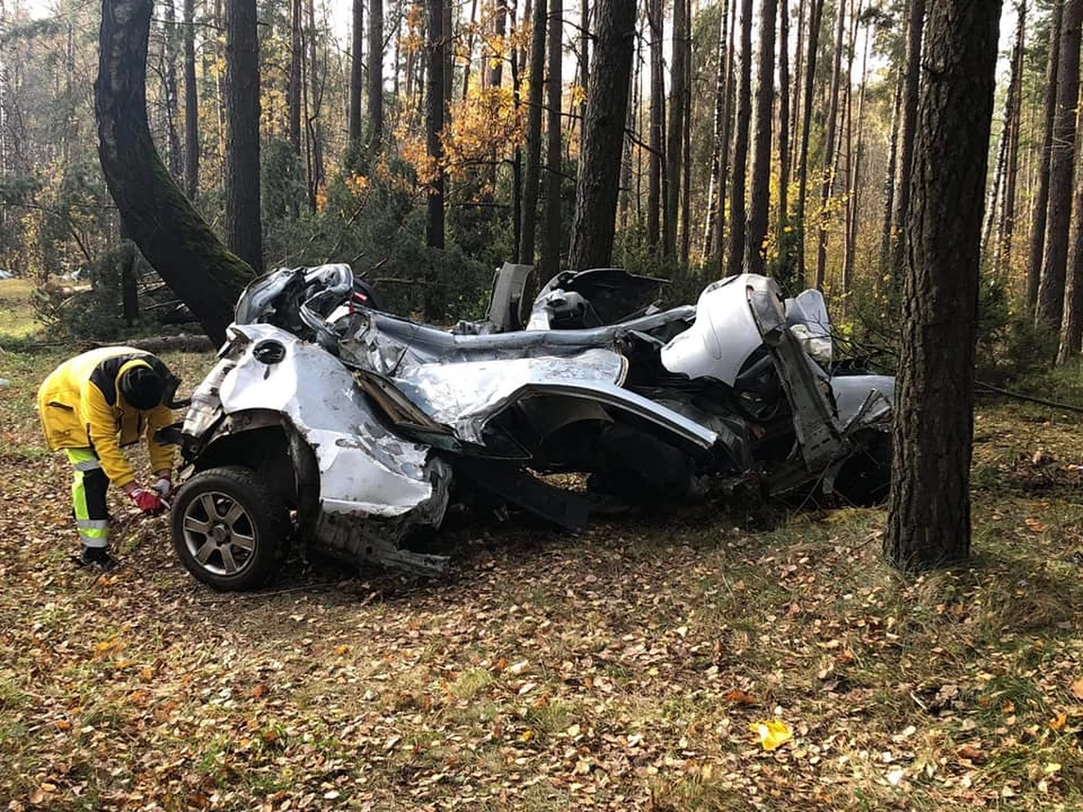 Podlaska policja wyjaśnia okoliczności śmiertelnego wypadku w okolicach miejscowości Horodnianka. Seat, którym jechało dwóch 28-latków, uderzył w drzewo. Jeden z mężczyzn zginął, drugi został ranny. Policja ma wątpliwości co do tego, który z nich prowadził auto.