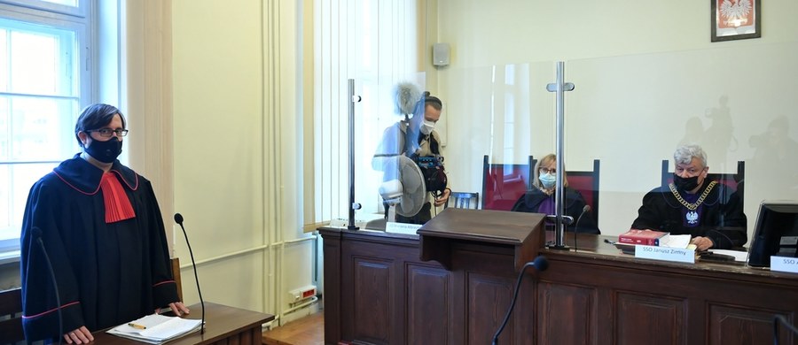 Sąd Okręgowy w Gdańsku skazał 43-letniego Amerykanina na karę 5 lat więzienia za seksualne wykorzystanie 26 dziewczynek. Mężczyzna pracował jako lektor języka angielskiego w jednej ze szkół podstawowych w Pruszczu Gdańskim. Wyrok jest prawomocny.