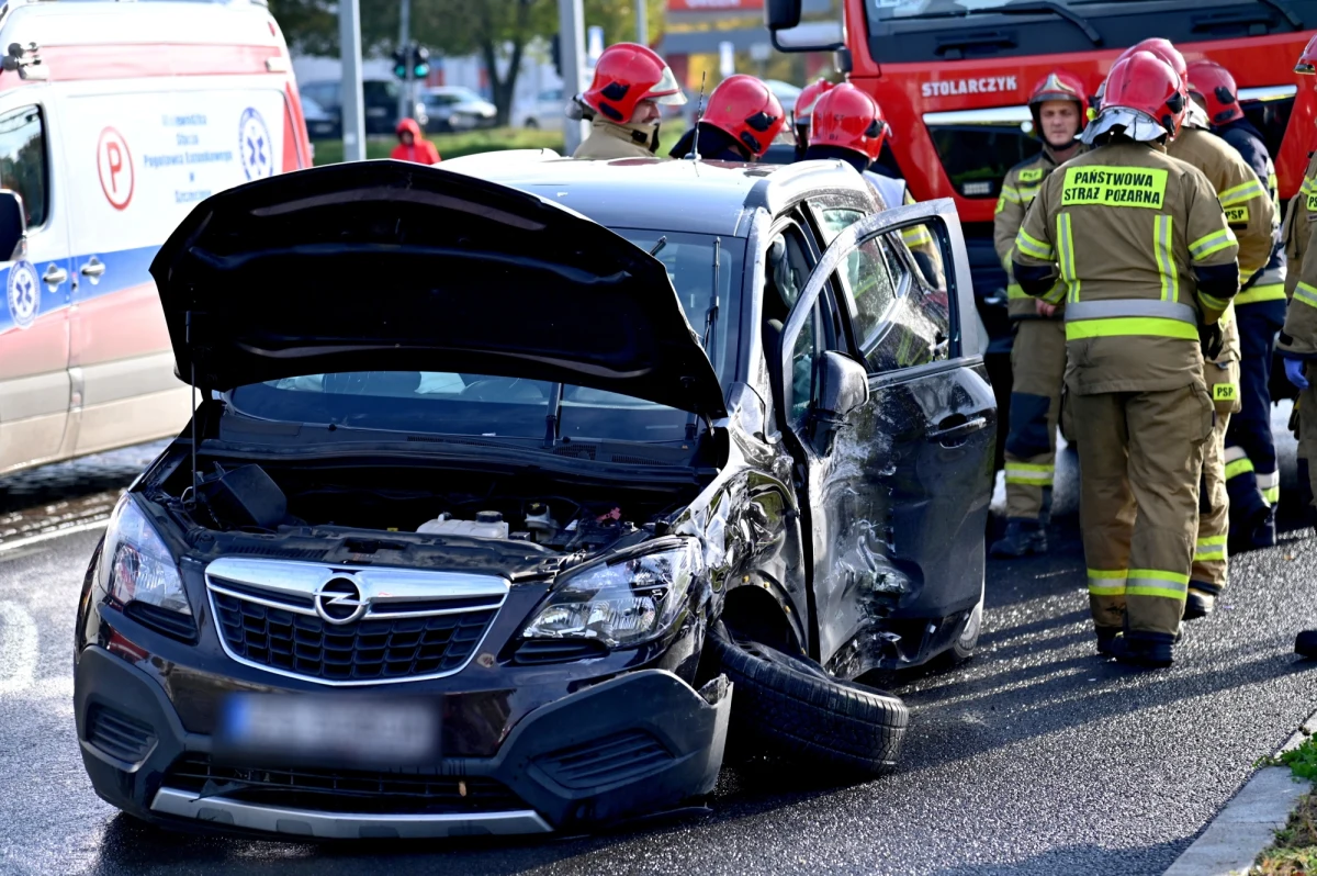 Dwie osoby zostały poszkodowane w zderzeniu samochodu osobowego z autobusem w Szczecinie na ul. Chopina.