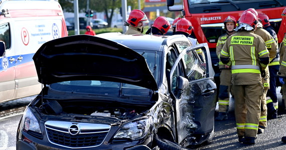 Dwie osoby zostały poszkodowane w zderzeniu samochodu osobowego z autobusem w Szczecinie na ul. Chopina.