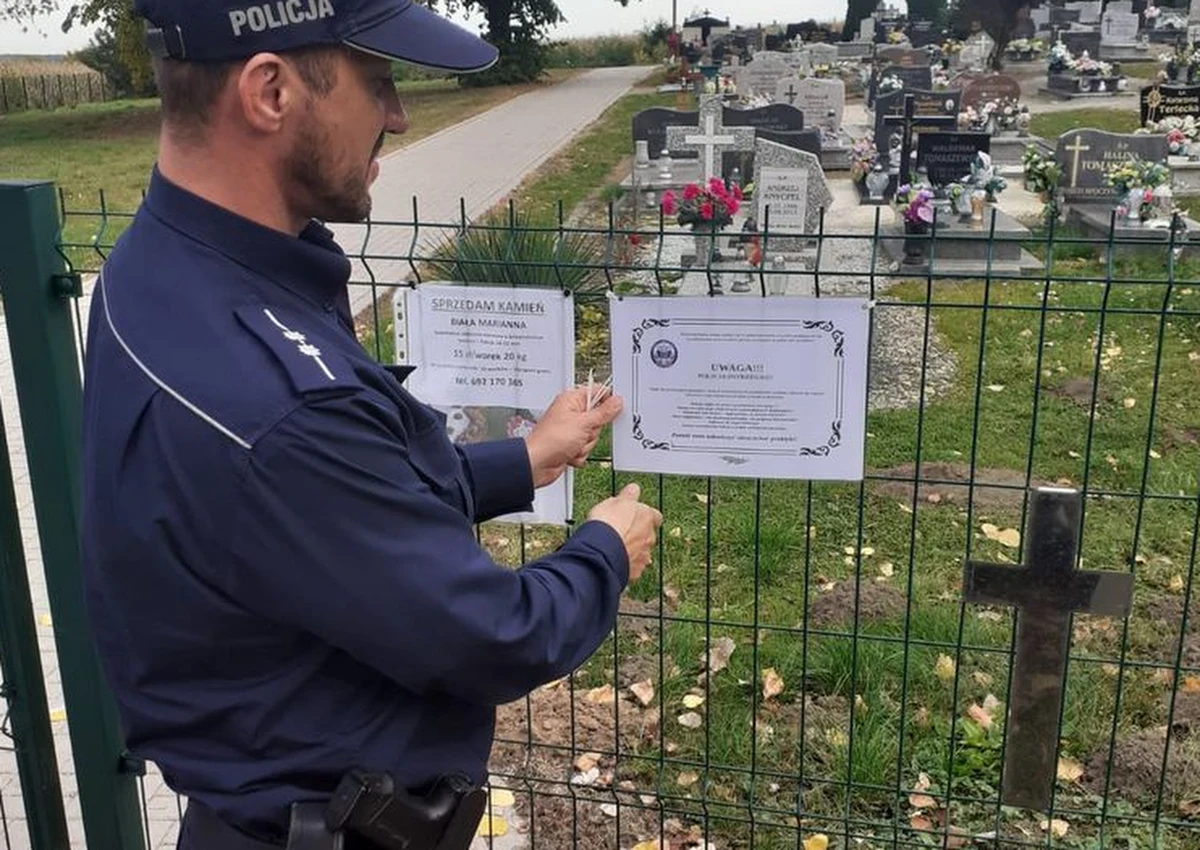 Policjanci z Oławy na Dolnym Śląsku znaleźli nietypowy sposób, by ostrzec seniorów przed oszustami. Dzielnicowi rozwiesili klepsydry z apelem, skierowanym do starszych osób. 