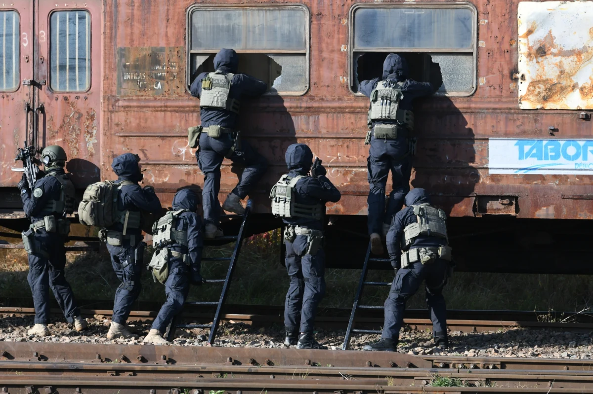 Napad na sklep jubilerski, wzięcie zakładników oraz uderzenie uprowadzonego pociągu w autobus to elementy scenariusza ćwiczeń służb Wojewódzkiego Zespołu Zarządzania Kryzysowego w zakresie ochrony ludności i zarządzania kryzysowego, jakie odbyły się w Dębicy (Podkarpackie).