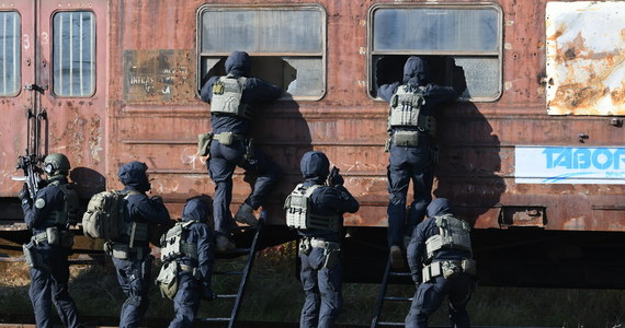 Napad na sklep jubilerski, wzięcie zakładników oraz uderzenie uprowadzonego pociągu w autobus to elementy scenariusza ćwiczeń służb Wojewódzkiego Zespołu Zarządzania Kryzysowego w zakresie ochrony ludności i zarządzania kryzysowego, jakie odbyły się w Dębicy (Podkarpackie).