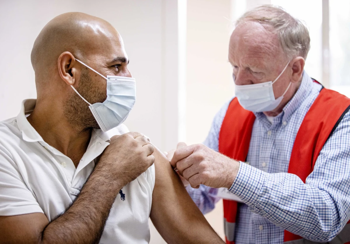 Osoby, które nie przyjęły preparatu przeciwko koronawirusowi mają gwarancję, że prędzej czy później zachorują na Covid-19 - ostrzega wirusolog profesor Ernst Kuipers, prezes stowarzyszenia holenderskich szpitali LNAZ.