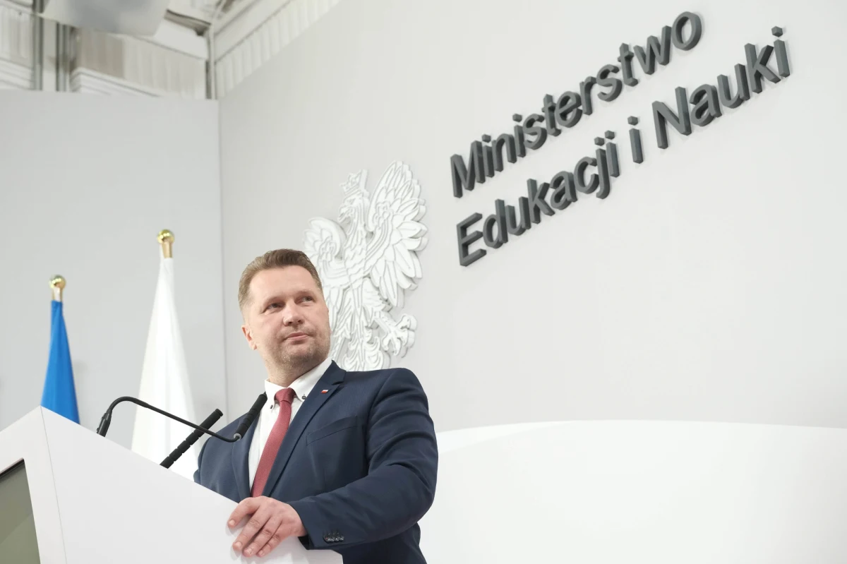 ​Posłanki KO przestrzegały, że program nowego przedmiotu szkolnego "Historia i teraźniejszość" napiszą związani z PiS eksperci MEiN, którzy dali się już poznać jako osoby o poglądach skrajnych, wyznaniowych, antyunijnych, czy zwolennicy uchwał samorządowych "przeciwko ideologii LGBT". Ci eksperci, to - jak mówiły posłanki: Gajewska i Lubnauer - albo radni Prawa i Sprawiedliwości, albo osoby powiązane, np. rodzinnie z tą partią. 