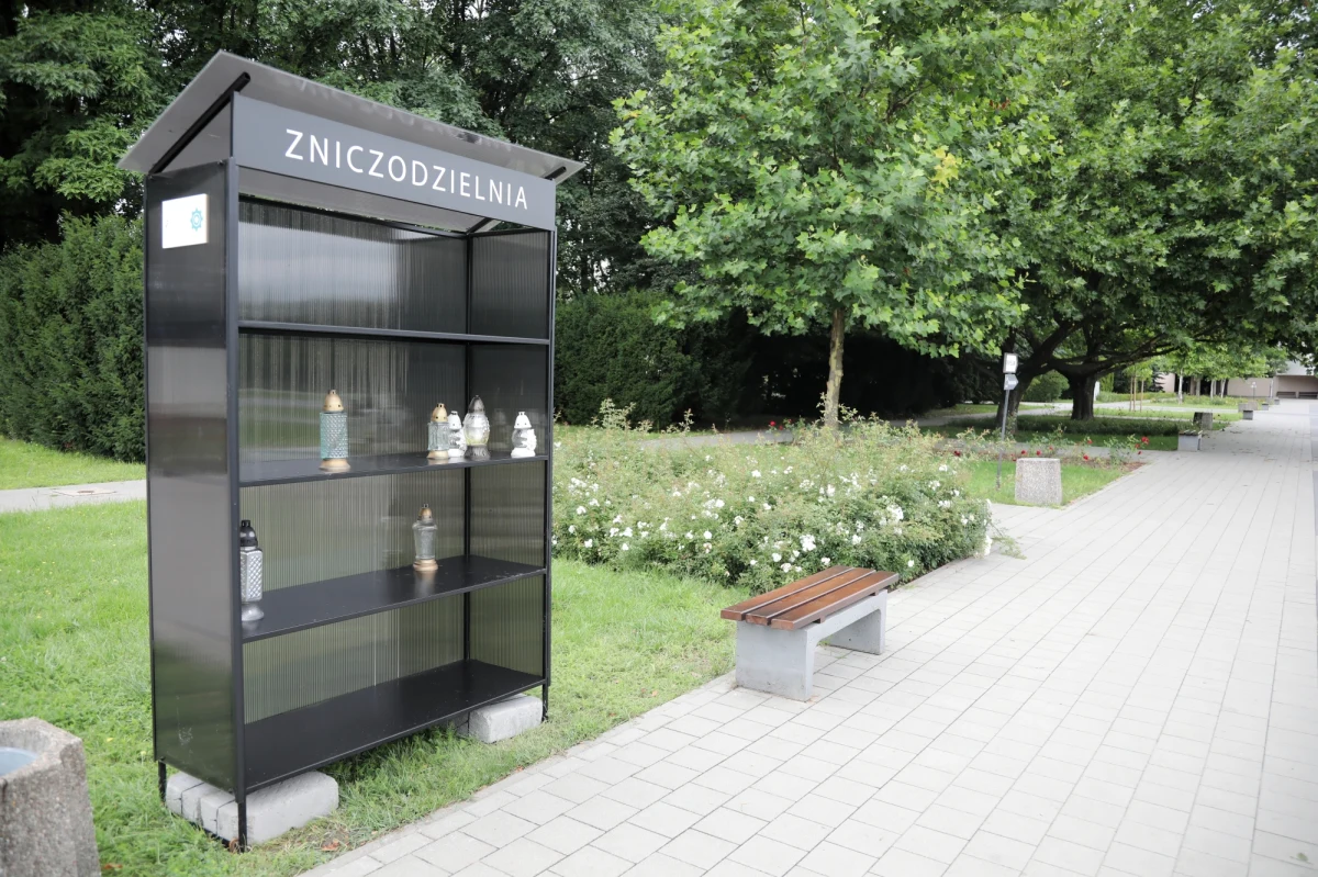 ​Zniczodzielnie stają się coraz popularniejsze. Specjalne regały, w których można zostawić zbędne znicze, pojawiają się przy cmentarzach coraz częściej. Jak to konkretnie działa?