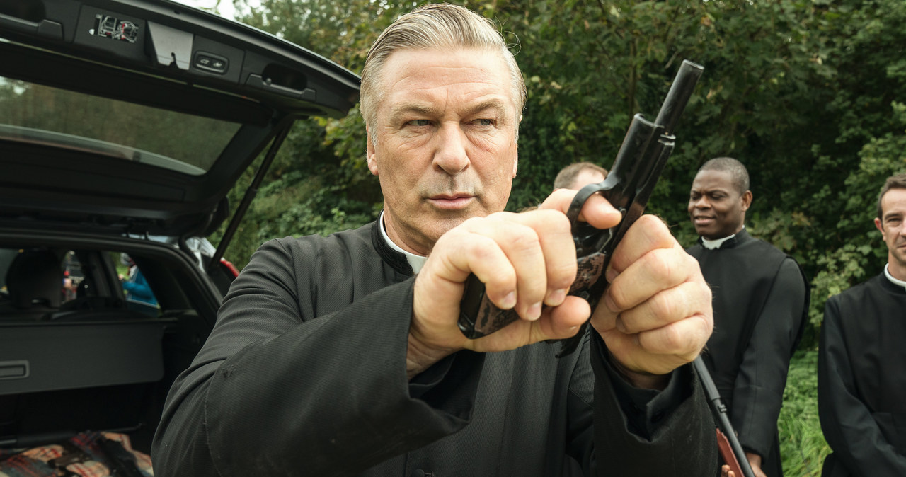 Nie wiedział, że broń jest nabita ostrą amunicją, nie on odpowiadał za przygotowanie rekwizytów do filmu "Rust". A mimo to Alec Baldwin może mieć poważne problemy przez to, że śmiertelnie postrzelił operatorkę Halynę Hutchins i zranił reżysera Joela Souzę. Tak twierdzi ekspert od amerykańskiego prawa karnego David Ring. Nie jest to jedyny prawnik, który uważa, że Baldwin może zostać pociągnięty do odpowiedzialności za wypadek na planie.