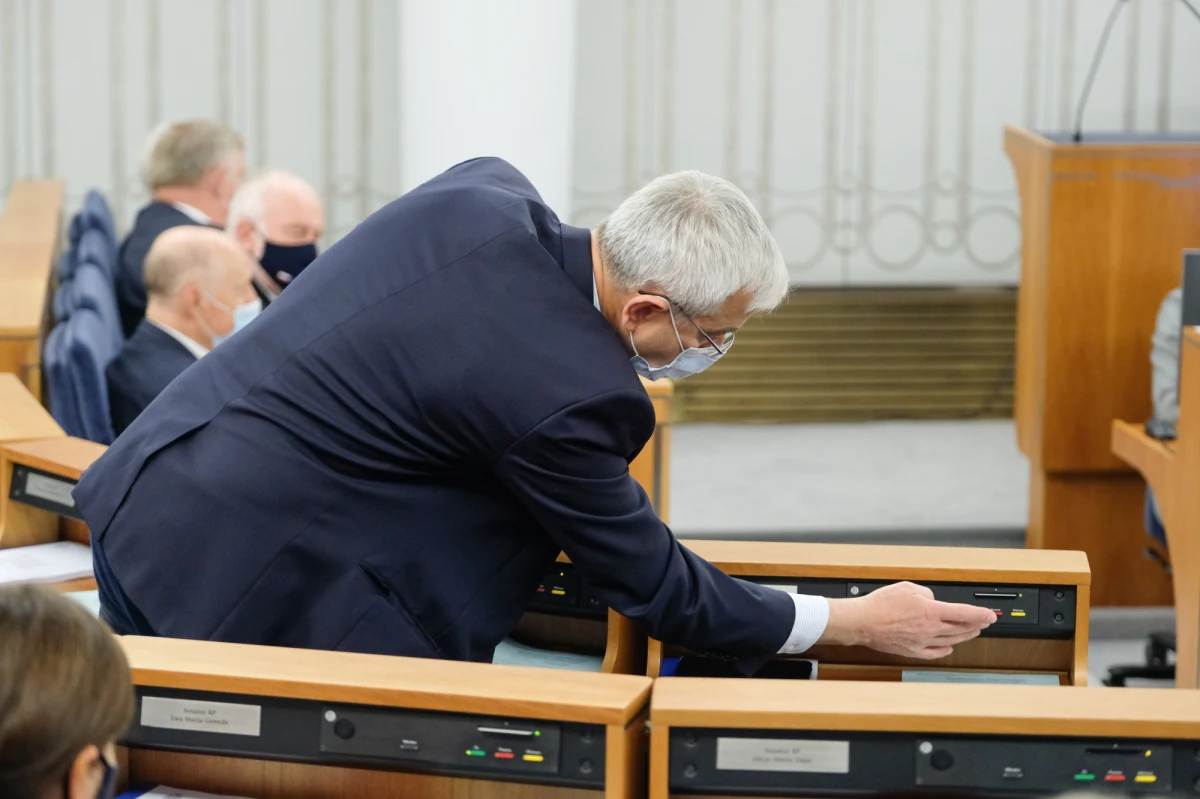 Senat z poprawkami przyjął specustawę o budowie muru na granicy polsko-białoruskiej. Przepisy, wbrew woli rządu, wrócą ponownie do Sejmu, co według ministrów wydłuży proces stawiania zapory na granicy.