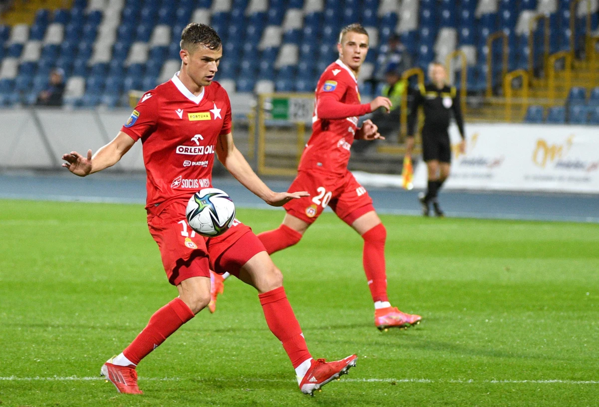 ​Kilku piłkarzy Wisły miało pozytywny wynik testu na obecność SARS-CoV-2 - poinformował krakowski klub, zapewniając że wdrożono niezbędne procedury wymagane w rozgrywkach ekstraklasy.