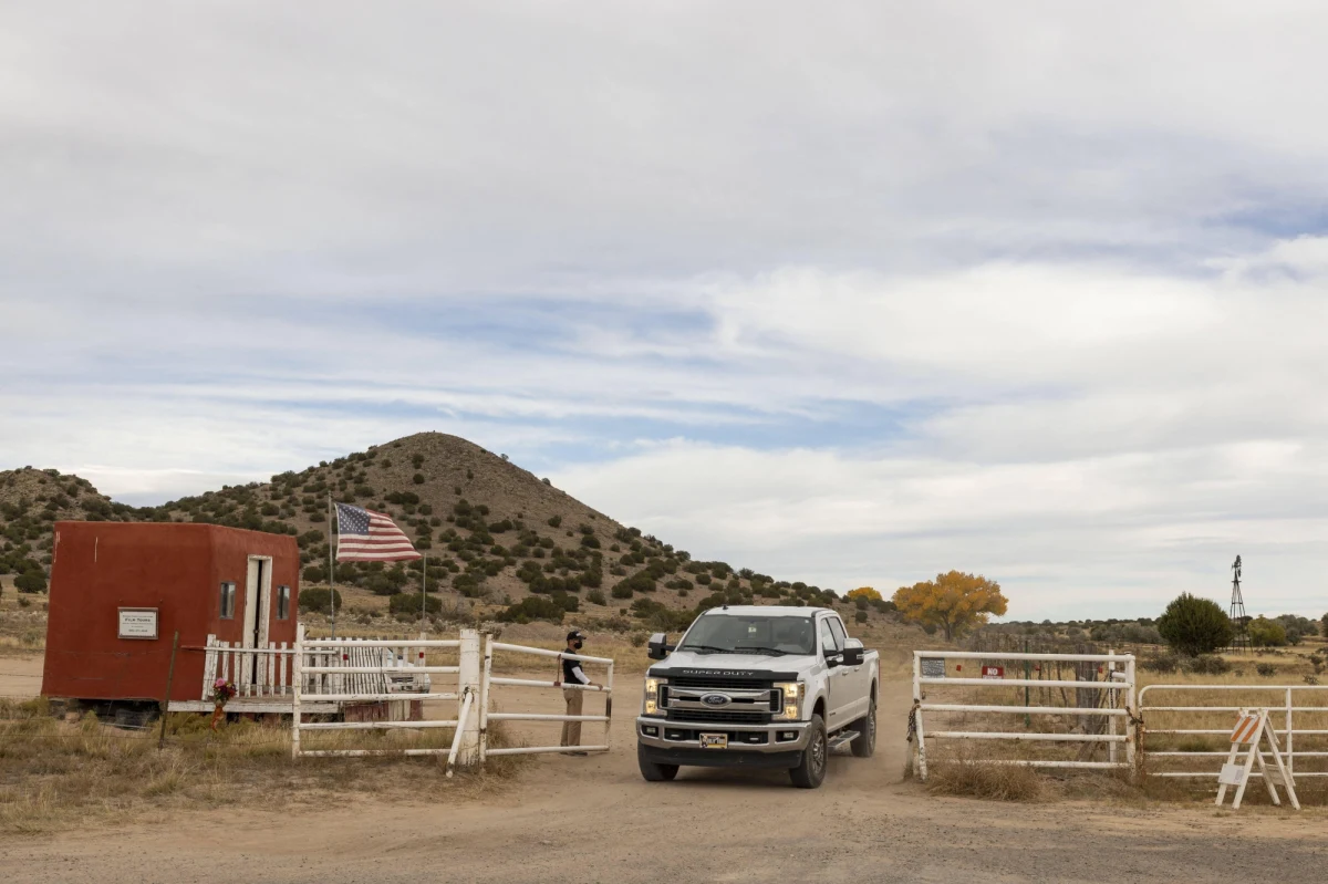 Po raz pierwszy od tragicznej śmierci Halyny Hutchins na planie filmu „Rust” głos zabrał miejscowy szeryf. Stwierdził, że śledczy zebrali 600 dowodów w sprawie i są też w posiadaniu pistoletu, z którego Alec Baldwin śmiertelnie postrzelił kobietę.