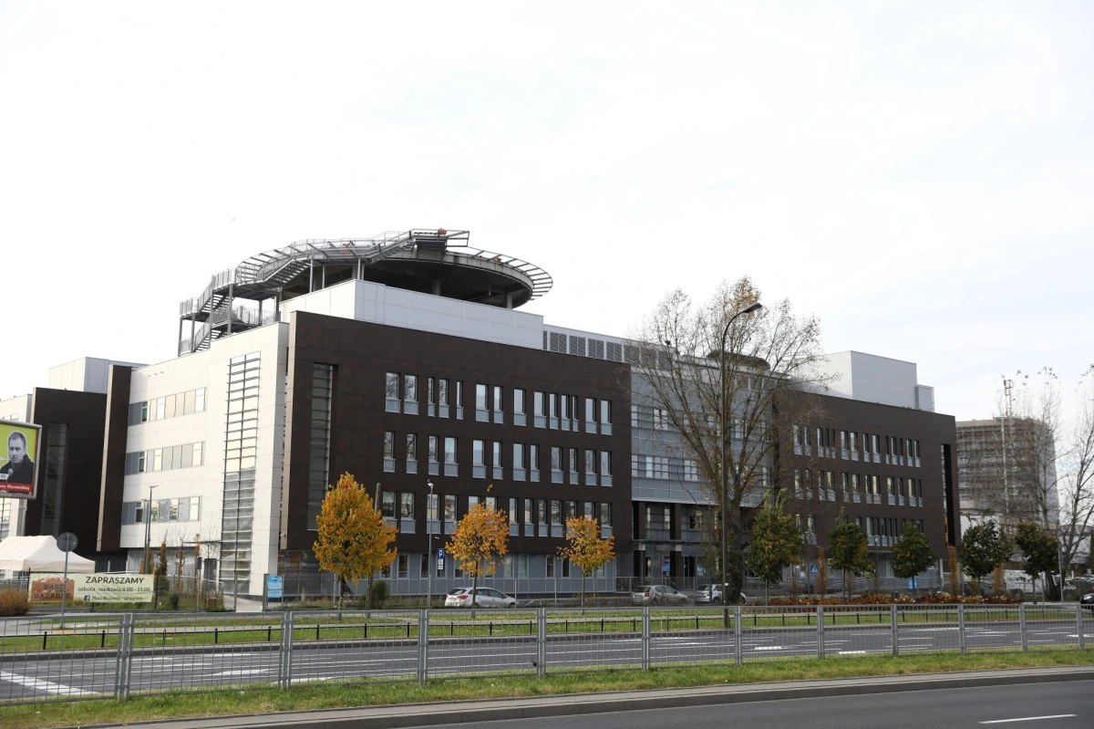 Otrzymaliśmy informację o usterce technicznej instalacji tlenowej w Szpitalu Południowym w Warszawie. Instalacja działa, ale prewencyjnie dostarczonych zostanie 300 butli z tlenem medycznym - poinformował rzecznik mazowieckiej Państwowej Straży Pożarnej bryg. Karol Kierzkowski.