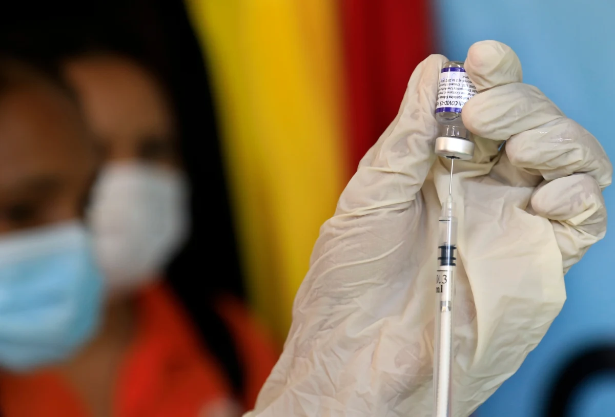 Ponad połowa Polaków chce się zaszczepić trzecią dawką szczepionki na koronawirusa – wynika z sondażu przygotowanego przez United Surveys dla "Dziennika Gazety Prawnej" i RMF FM. Dodatkowo z badania wynika, że co piąty Polak jest zdecydowanym przeciwnikiem szczepień.