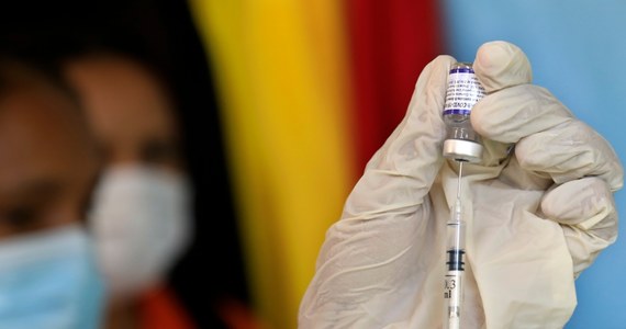 Ponad połowa Polaków chce się zaszczepić trzecią dawką szczepionki na koronawirusa – wynika z sondażu przygotowanego przez United Surveys dla "Dziennika Gazety Prawnej" i RMF FM. Dodatkowo z badania wynika, że co piąty Polak jest zdecydowanym przeciwnikiem szczepień.