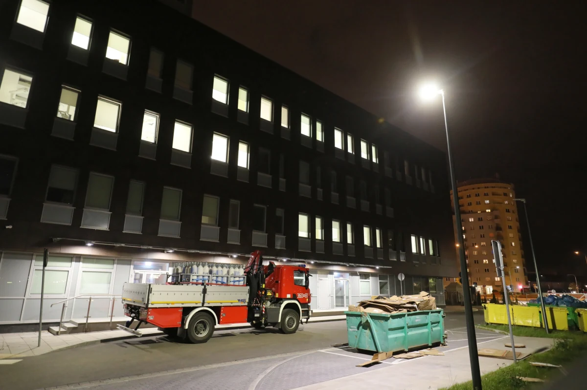 Na dziś zaplanowano wymianę zużytych elementów instalacji tlenowej w Szpitalu Południowym w Warszawie. Wczoraj wieczorem doszło tam do usterki technicznej instalacji tlenowej - na tyle poważnej, że rozważana była ewakuacja pacjentów, a strażacy musieli dostarczyć do placówki 300 czterdziestolitrowych butli z tlenem. 