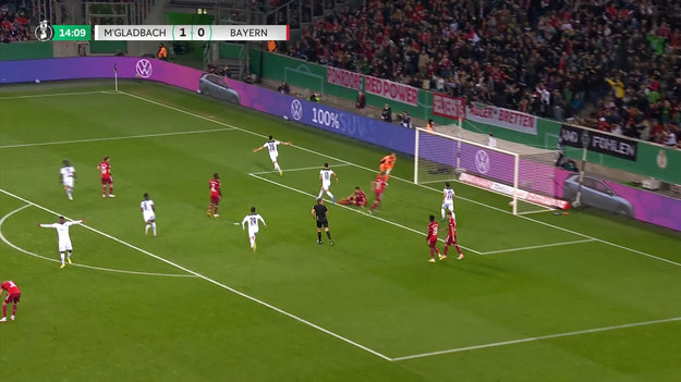 Bayern Monachium zdemolowany w 1/16 finału Pucharu Niemiec! "Lewy" i spółka zostali rozbici 0-5 w meczu wyjazdowym z Borussią Moenchengladbach. Defensywa mistrzów Niemiec w środowy wieczór spisywała się katastrofalnie, ale to nie umniejsza wyczynu piłkarzy Borussii, którzy bezwzględnie wypunktowali faworyta w niespotykanych rozmiarach.

Borussia Moenchengladbach 5-0 Bayern Monachium

2') K. Koné
1-0
(15') R. Bensebaini
2-0
(21') R. Bensebaini
3-0
(51') B. Embolo
4-0
(57') B. Embolo
5-0

