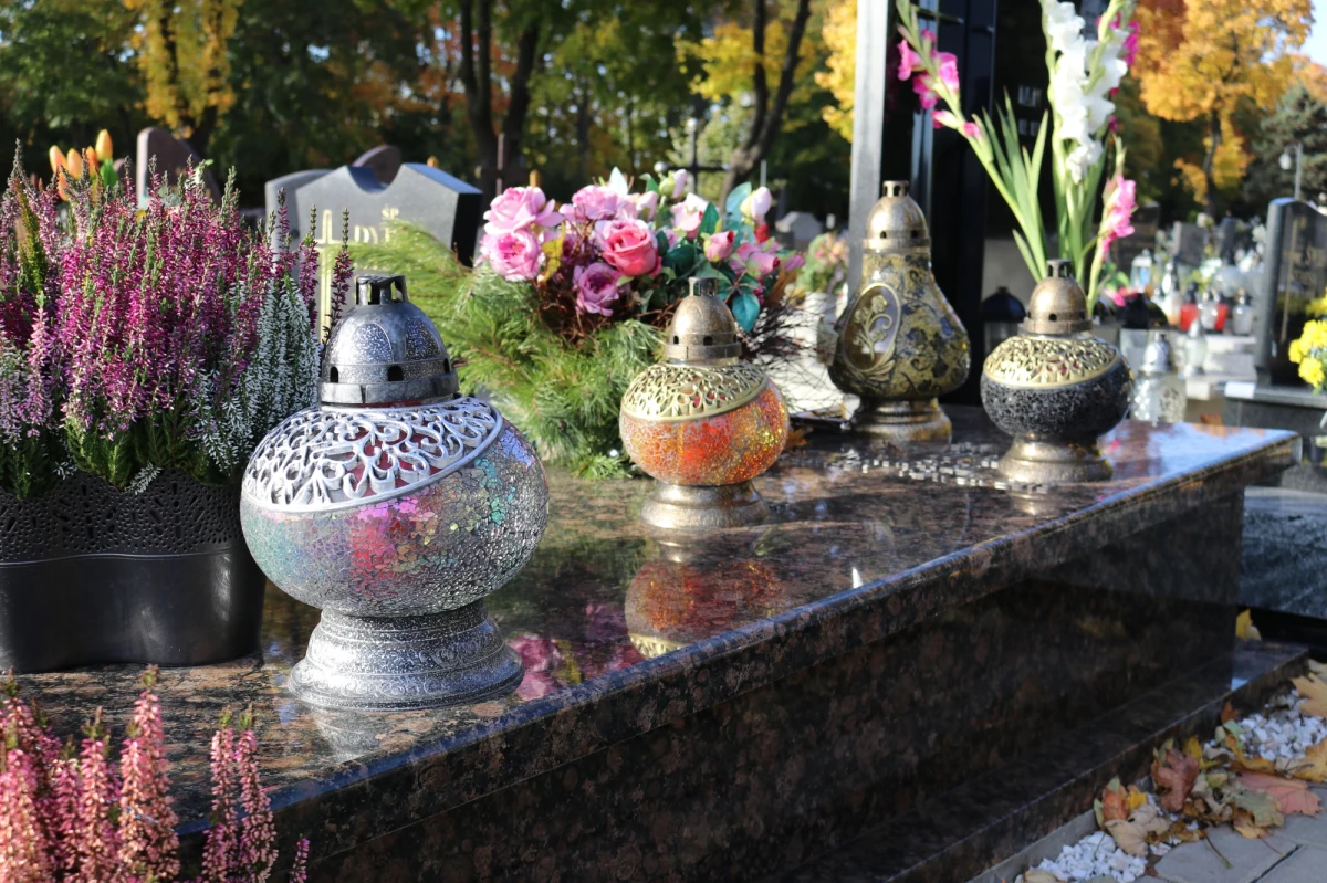 Dzień Wszystkich Świętych na zachodzie kraju będzie deszczowy. Na wschodzie i południowym wschodzie 1 listopada przez większość dnia będzie pogodnie - mówi Ewa Łapińska, synoptyk Instytutu Meteorologii i Gospodarki Wodnej. 2 listopada na północy może popadać, będzie też wietrznie.