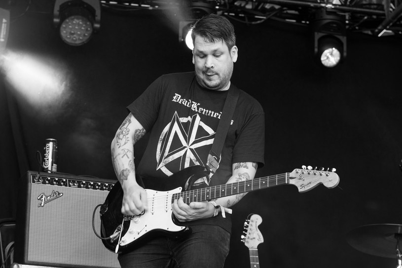 Muzyk szwedzkiego post-punkowego składu Viagra Boys - Benjamin Valle -  zmarł w wieku 47 lat. Nie ujawniono przyczyny śmierci gitarzysty.